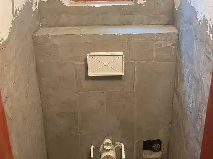 Předstěna a rozvody pro závěsné WC — Turnovsko · chalupa