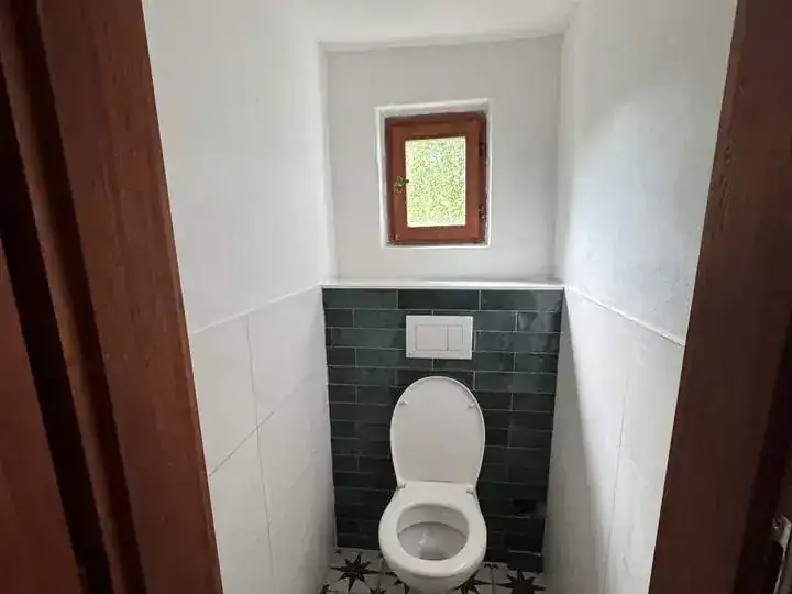 WC se zeleným obkladem — Turnovsko